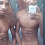 Gêmeos Gays Pelados Mostrando A Rola Nesse Em Casa PORNO GAY SEXO