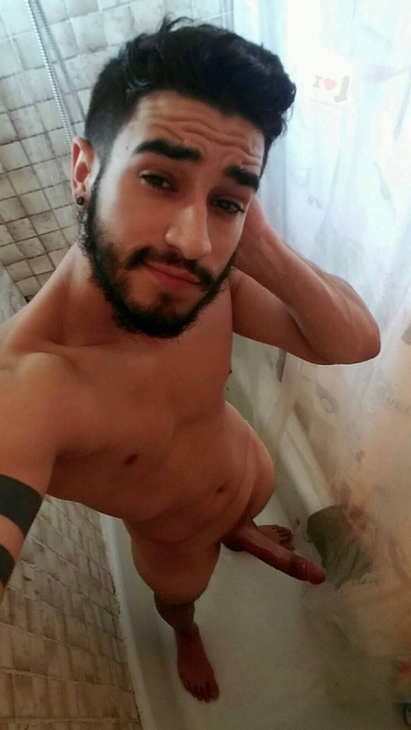 Barbudo Gato Mostrando Sua Rola Grande No Banho PORNO GAY SEXO GAY