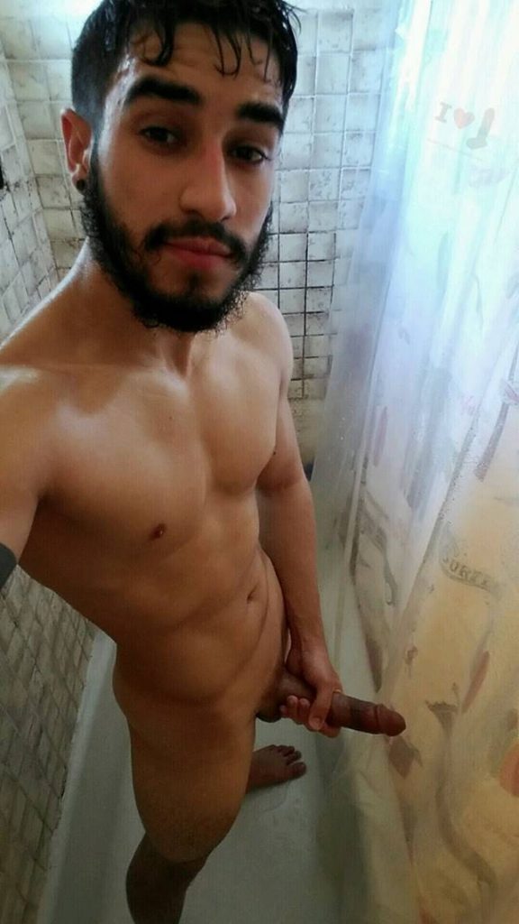 Barbudo Gato Mostrando Sua Rola Grande No Banho PORNO GAY SEXO GAY