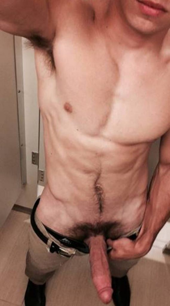 Fotos Gay Pau Grande Exibindo O Pau Afim De Fuder Porno Gay