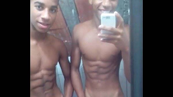 Gêmeos gays pelados mostrando a rola nesse em casa