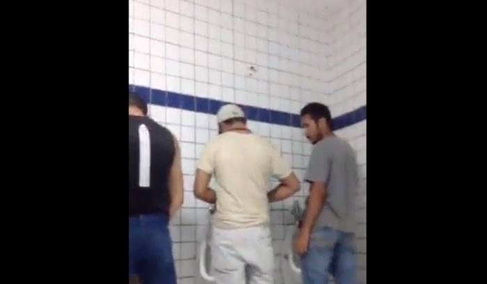 Brasileiros safados trepando dentro do banheirão