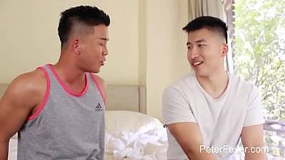 Asiatico gay fodendo o cuzinho do namorado tambem asiatico