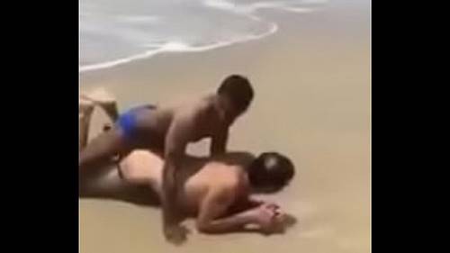 Sexo com pescador roludo fudendo turista safado na Praia